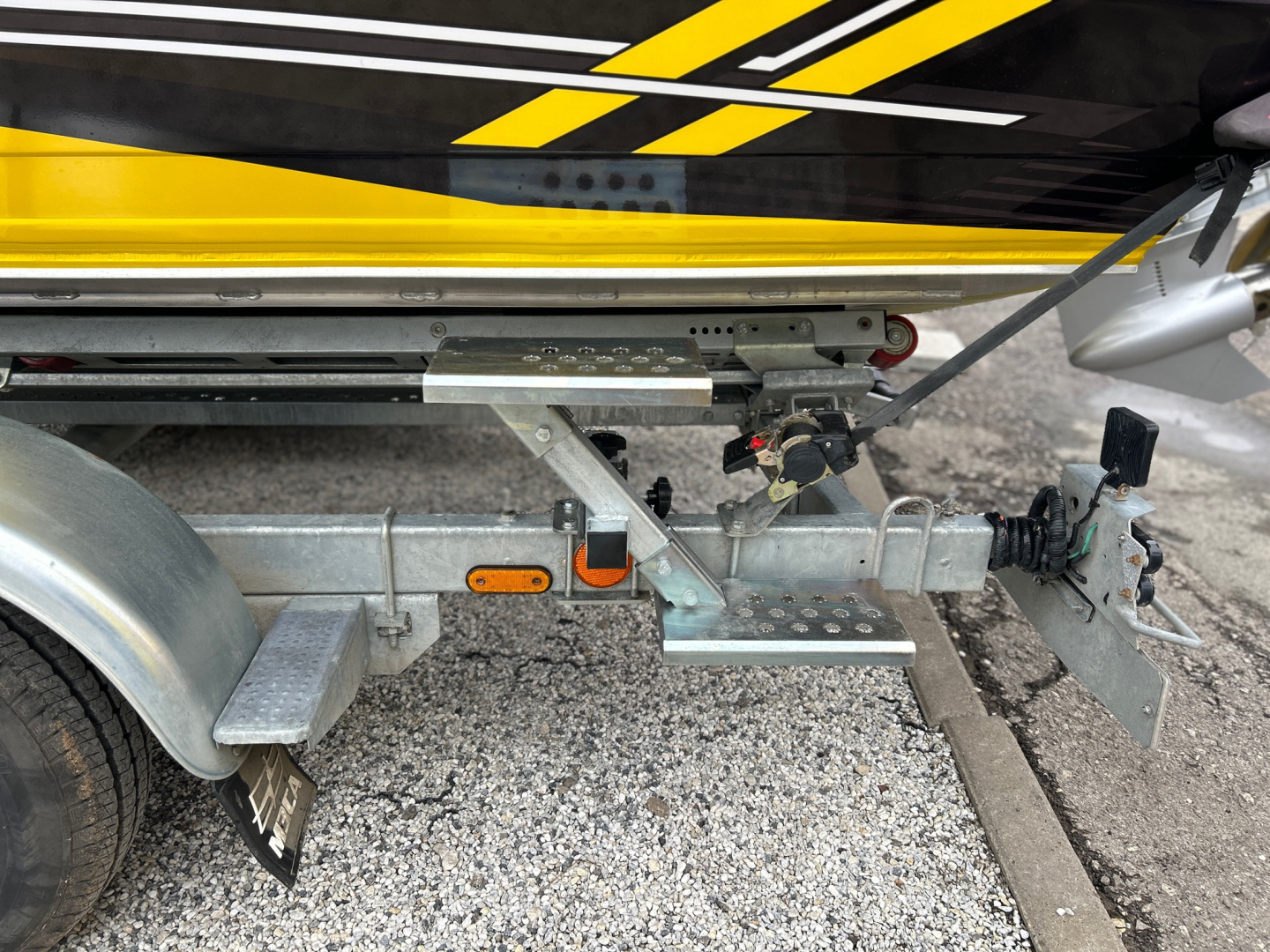 Купить лестница на заднюю часть лодочного прицепа 490.230.000.000-01 практик (правая - по ходу движения) по цене 13 400 р.. Низкие цены. Большой выбор. Доставка по всей России. Интернет-магазин в Москве. Только положительные отзывы!