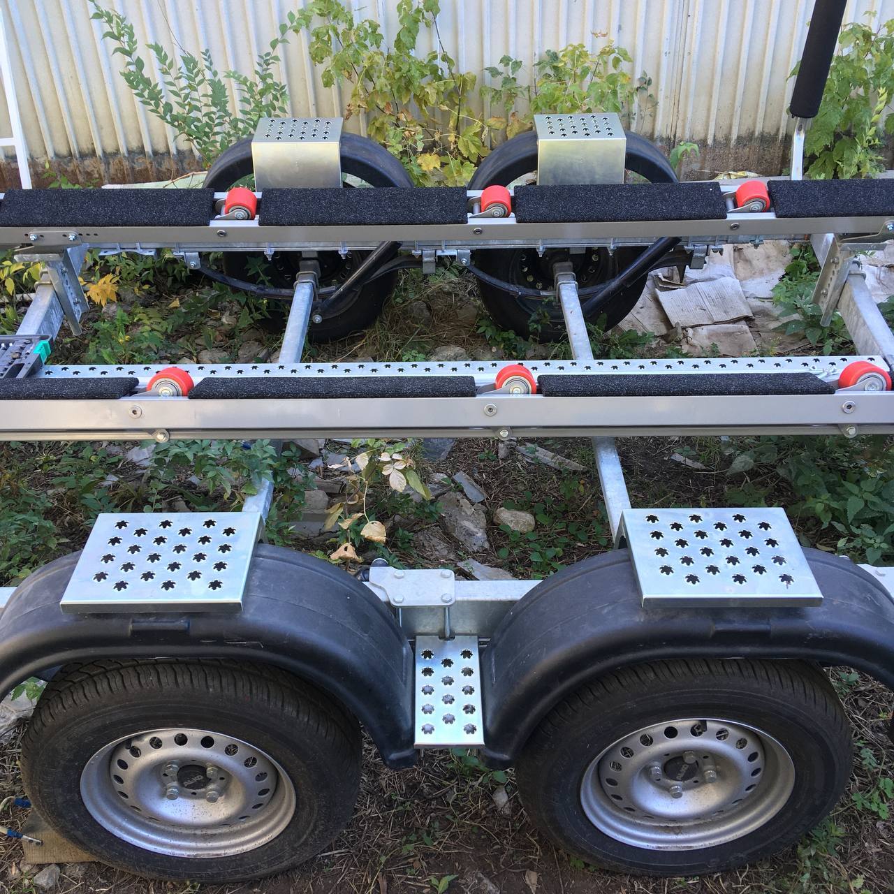 Купить подножка на крыло лодочного прицепа (ступенька) высокие по цене 5 200 р.. Низкие цены. Большой выбор. Доставка по всей России. Интернет-магазин в Москве. Только положительные отзывы!