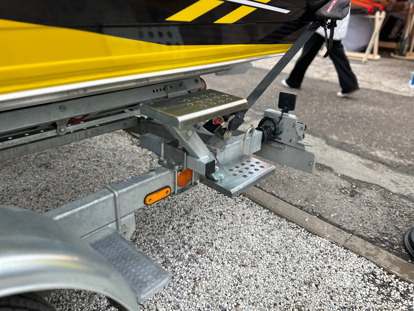 Купить лестница на заднюю часть лодочного прицепа 490.230.000.000-01 практик (правая - по ходу движения) по цене 13 400 р.. Низкие цены. Большой выбор. Доставка по всей России. Интернет-магазин в Москве. Только положительные отзывы!