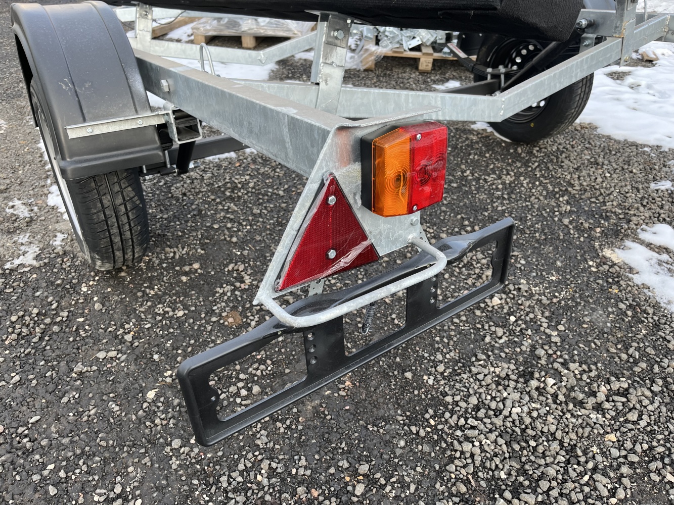 Купить лодочный прицеп laker smart trailer 750 оцинкованный на рессорной подвеске по цене 59 800 р.. Низкие цены. Большой выбор. Доставка по всей России. Интернет-магазин в Москве. Только положительные отзывы!