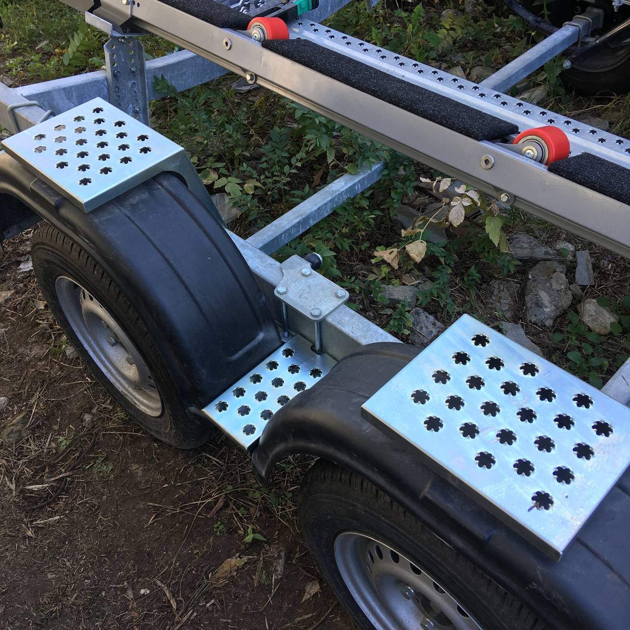 Купить подножка на крыло лодочного прицепа (ступенька) высокие по цене 5 200 р.. Низкие цены. Большой выбор. Доставка по всей России. Интернет-магазин в Москве. Только положительные отзывы!